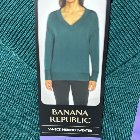NWT Banana Republic Ladies V-Neck Merino wool Sweater - Picture 3 of 6